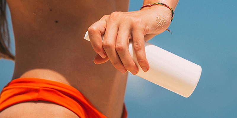 Prirodna zaštita kože na plaži: Doznajte kako sigurno uživati u suncu bez kemije