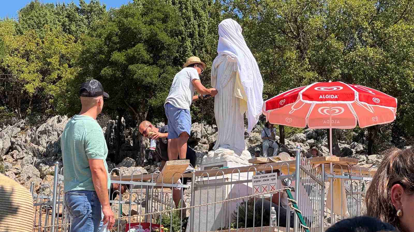 FOTO/VIDEO Nakon noći užasa, jutro zajedništva: Mještani čiste posljedice vandalizma u Međugorju