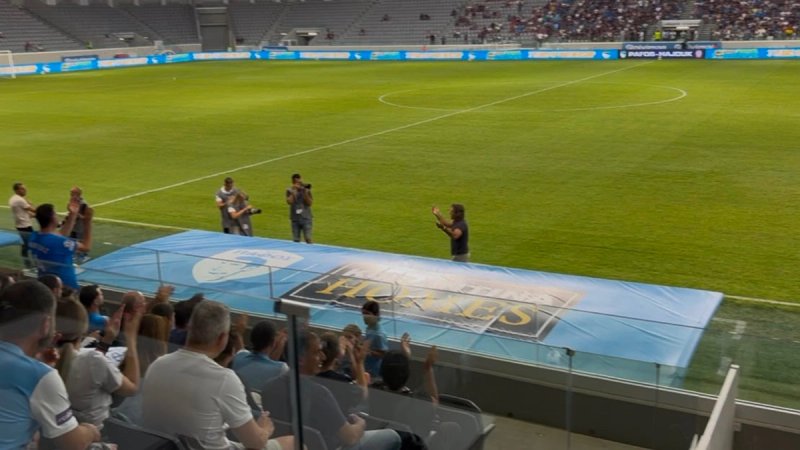 VIDEO: Pogledajte kako trener Pafosa diže svečanu ložu na noge