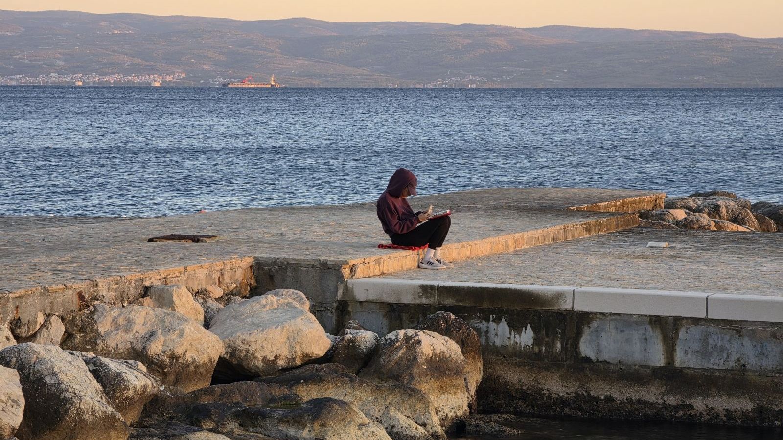 FOTOGALERIJA Vjetar ispraznio splitske plaže: 'Da ne puše, ostao bih, ali..'
