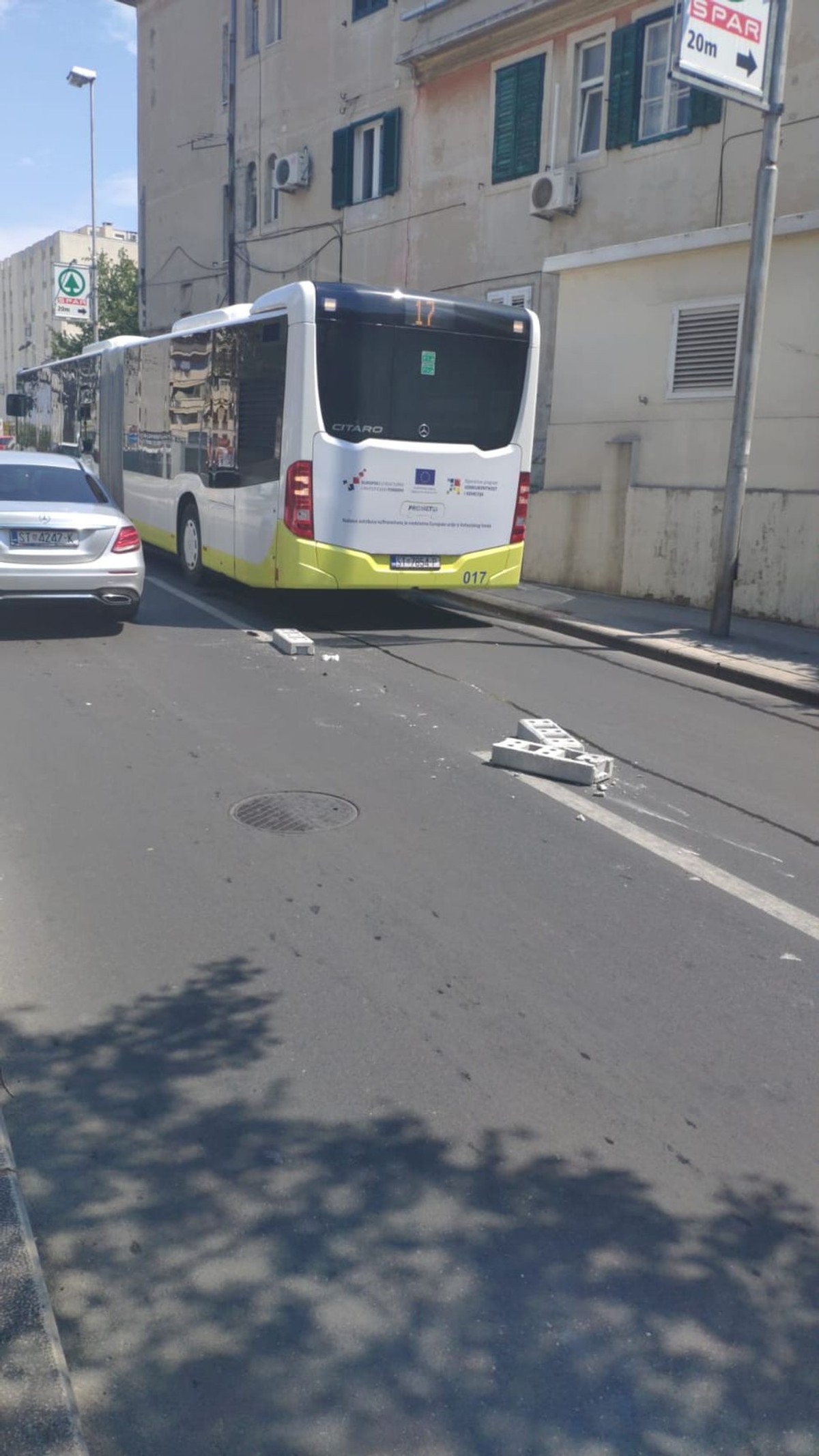 Blokete razbile stakla na Prometovom autobusu