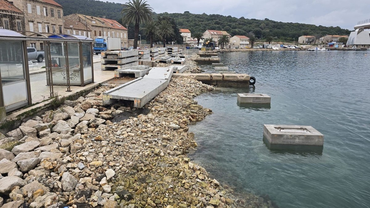 PROJEKT VIS-PRILOVO Radovi na uređenju obalnog područja i izgradnji gata napreduju prema planu