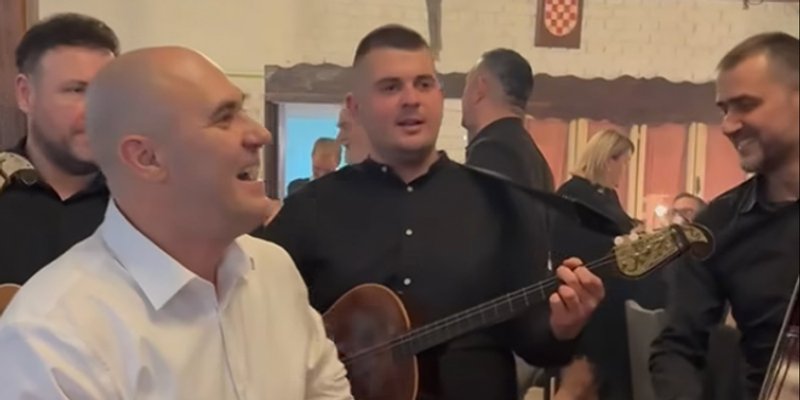 VIDEO Dabro slavi uz harmonikaše. Pjevaju mu 'Tjeraju me do tamnice'