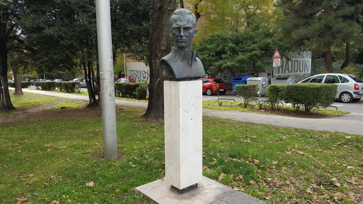 OPET PO RADI: Na spomeniku Končaru na Bačvicama nacrtan kukasti križ