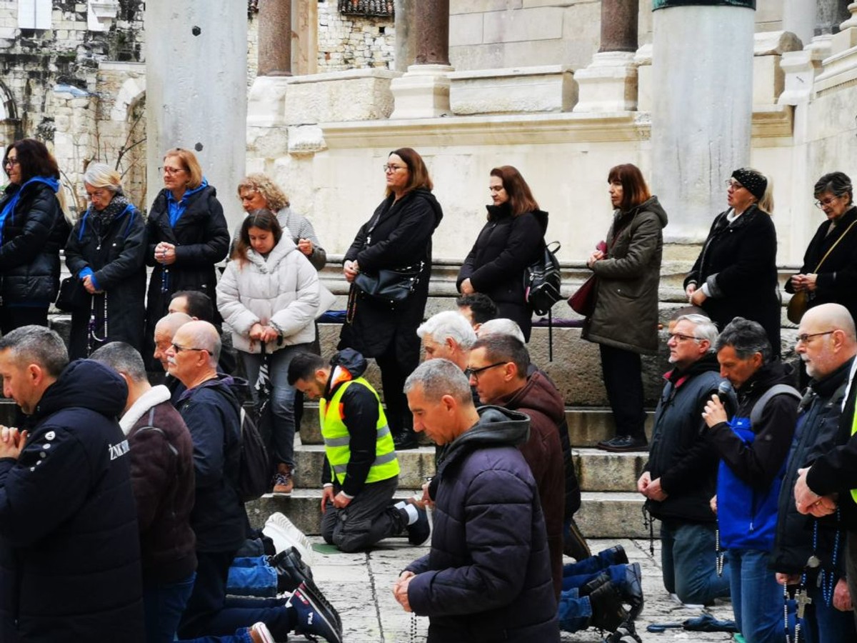 Peristil - molitelji