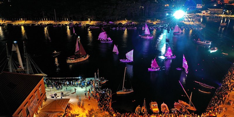 DANI U VALI Tradicijski brodovi i dalmatinska marenda u Starom Gradu na Hvaru