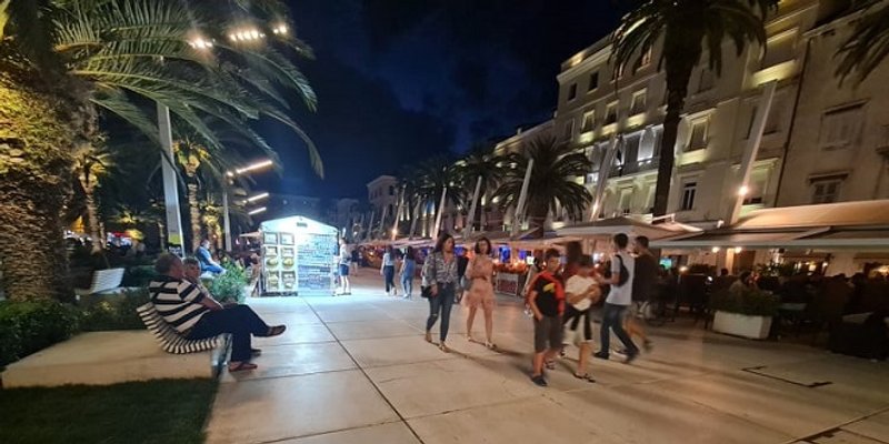 VIDEO: STARO NORMALNO Vratila se živost na Rivu, parkinzi su popunjeni