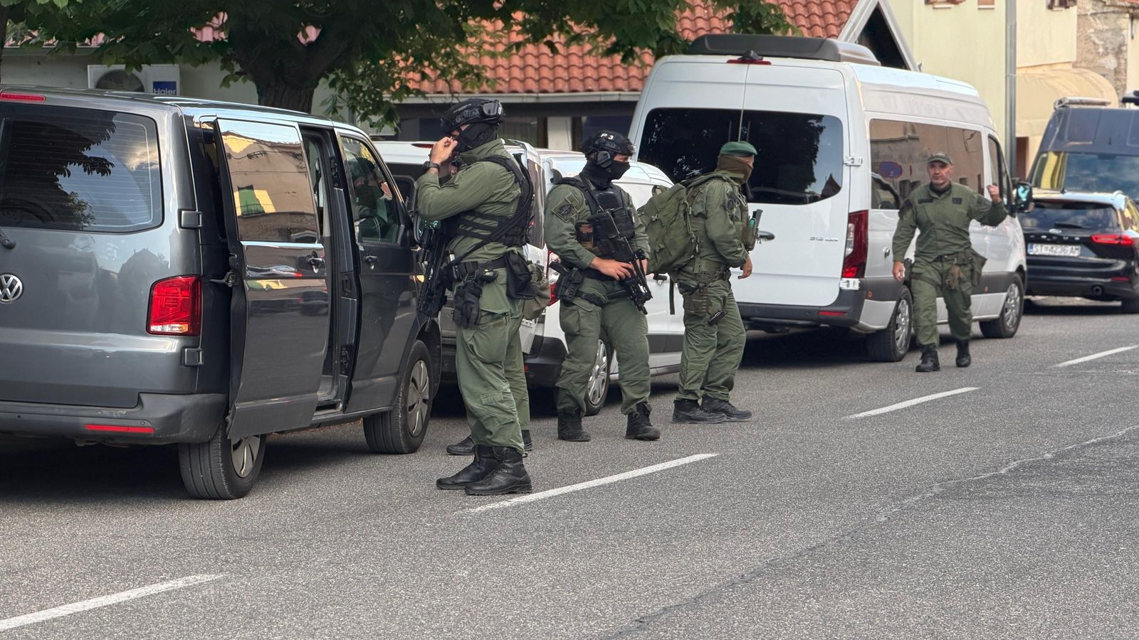 UŽIVO: IZVANREDNO STANJE U DRNIŠU Krije li se ovdje ubojica?
