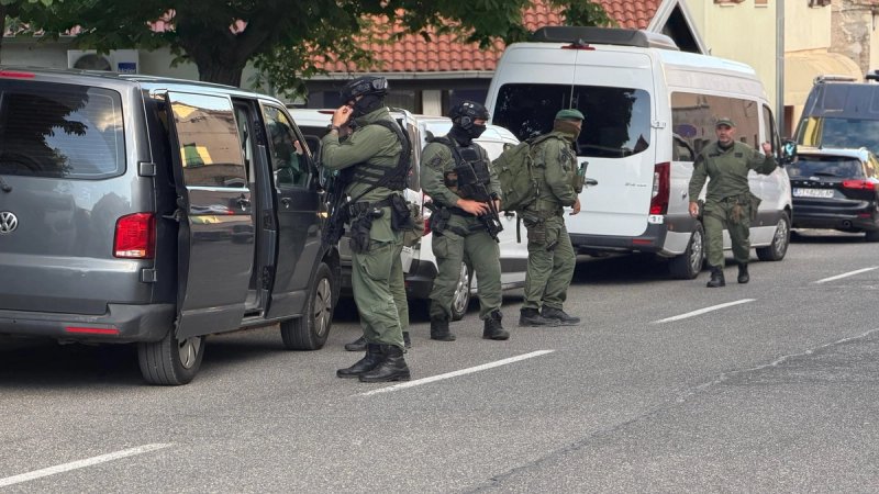 UŽIVO: IZVANREDNO STANJE U DRNIŠU Krije li se ovdje ubojica?