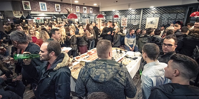 PRVI BARBER SHOP U DALMACIJI: 'Ritual' nudi šišanje, brijanje, čašicu pive i biljar, Splićani dobili mjesto iz nekog drugog vremena!