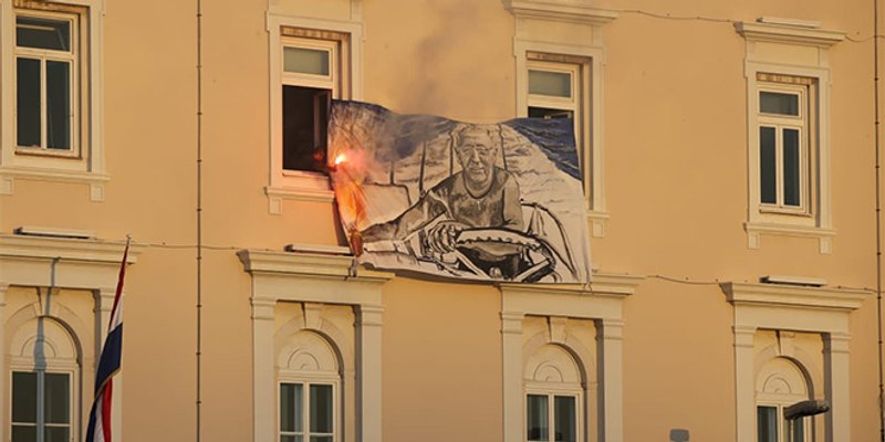 SPLIT ZA OLIVERA Baklja je u 19.50 sati istaknula zastavu, brodovi su se oglasili sirenama, a iz kafića se čula pjesma 'Trag u beskraju'