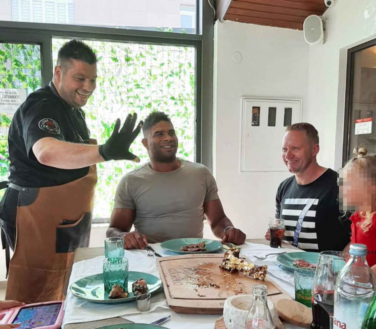 ALISTAIR OVEREEM PONOVNO U DALMACIJI Slavni Nizozemac uživa u zlatnom ručku u restoranu Coccolo!