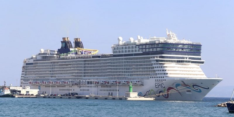 INCIDENT U SPLITU Izlilo se ulje u more i na obalu tijekom ispumpavanja s kruzera 'Norwegian Epic' 