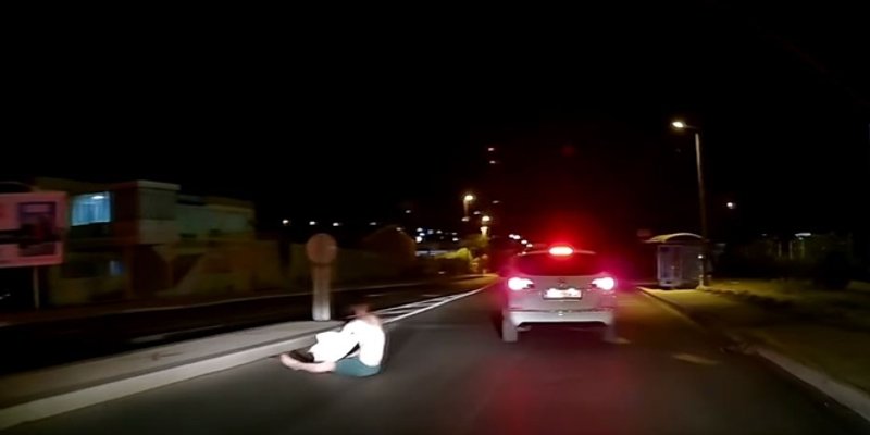 VIDEO Pijani mladić u sred noći sjedio na splitskom raskrižju