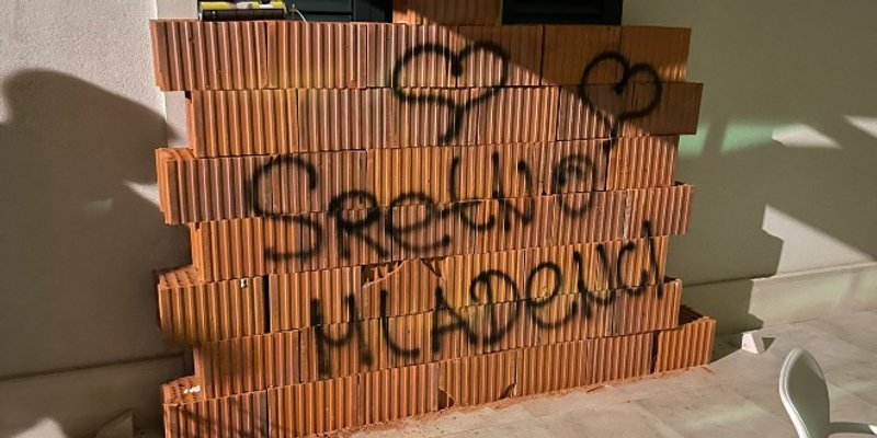 SAMO NA BRAČU Neodlučnom mladoženji odlučili stati na kraj. 'Zazidali' ga u kući