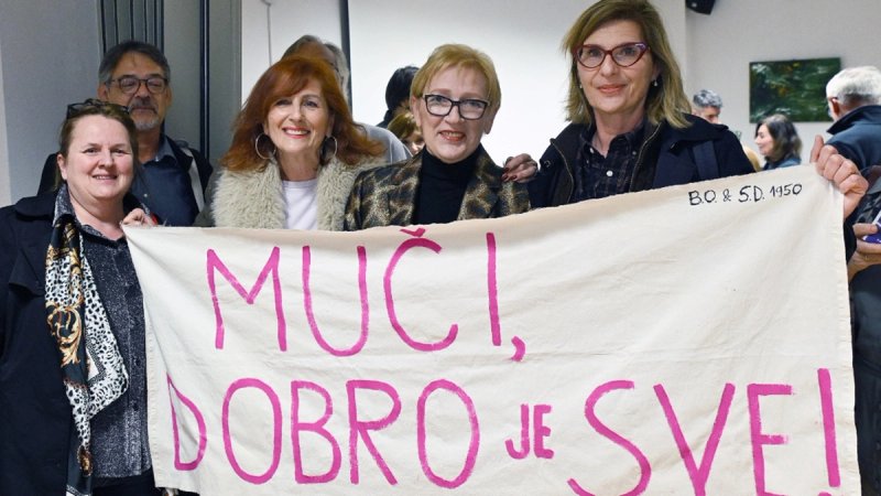 Detalj s promocije knjige: 'Silom domaćicu' dočekao transparent
