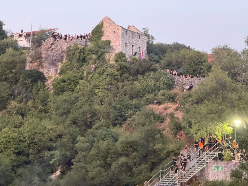 FOTO/VIDEO: THOMPSON U IMOTSKOM Bez ulaznice, ali s odličnim pogledom: Koncert će pratiti sa stijena i okolnih kuća