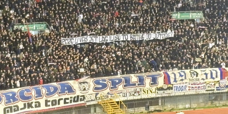 Torcida poslala poruku Armadi: 'Pere li vas jet lag ili su to batine od jutros?'