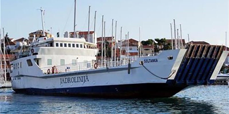 ŠOLTANKA VAN STROJA Automobili zapeli na otoku, jer se trajekt pokvario 