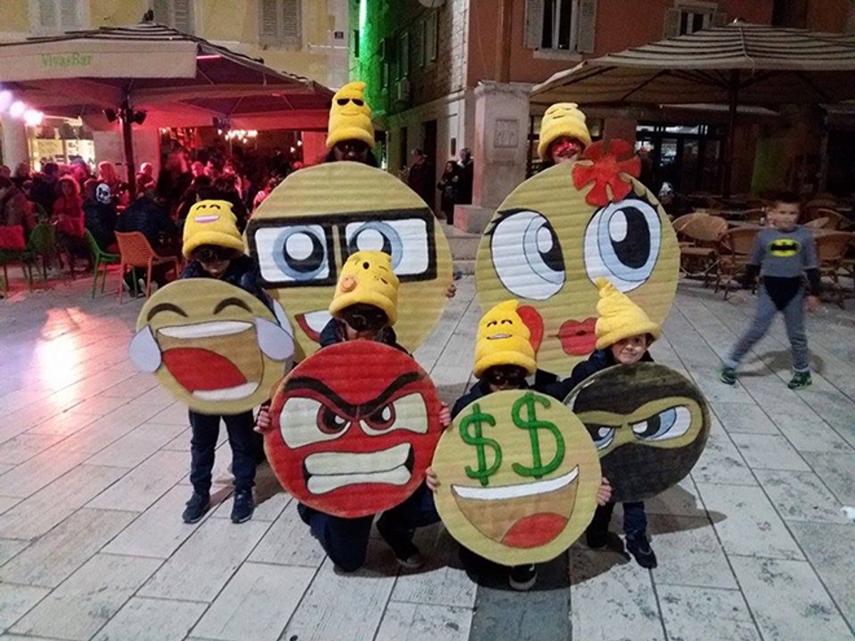 VIDEO Splićani kao Krnju zapalili - dva mobitela, Ivan Pernar i Ava Karabatić zapjevali Zečićev hit 'Ima li nade za nas'