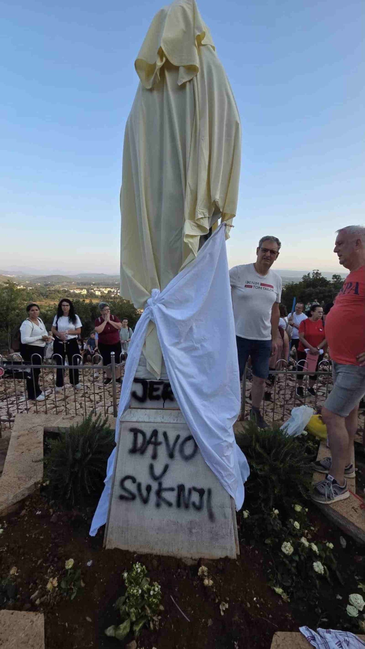 FOTO/VIDEO Šok u Međugorju: Vandali oskvrnuli kip Kraljice Mira i zapalili oltar