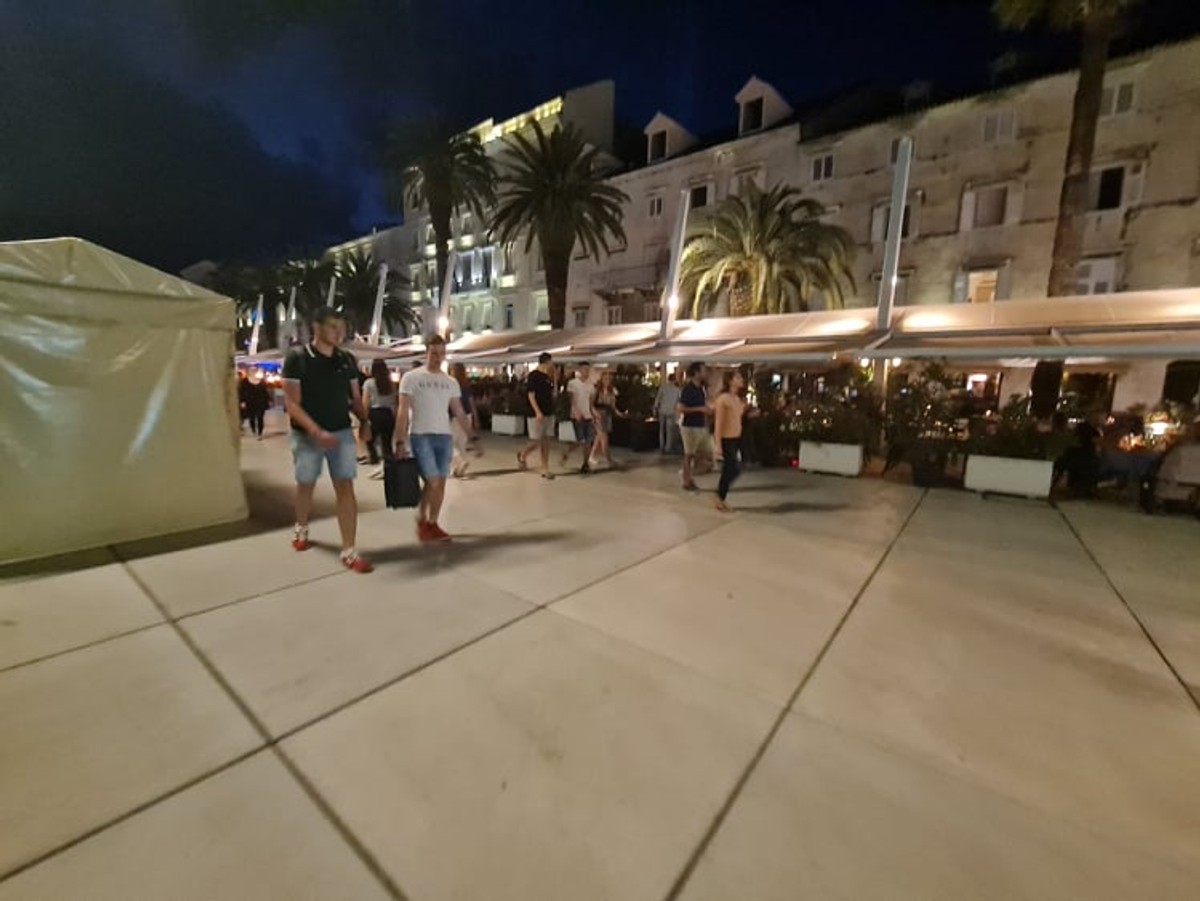 VIDEO: STARO NORMALNO Vratila se živost na Rivu, parkinzi su popunjeni