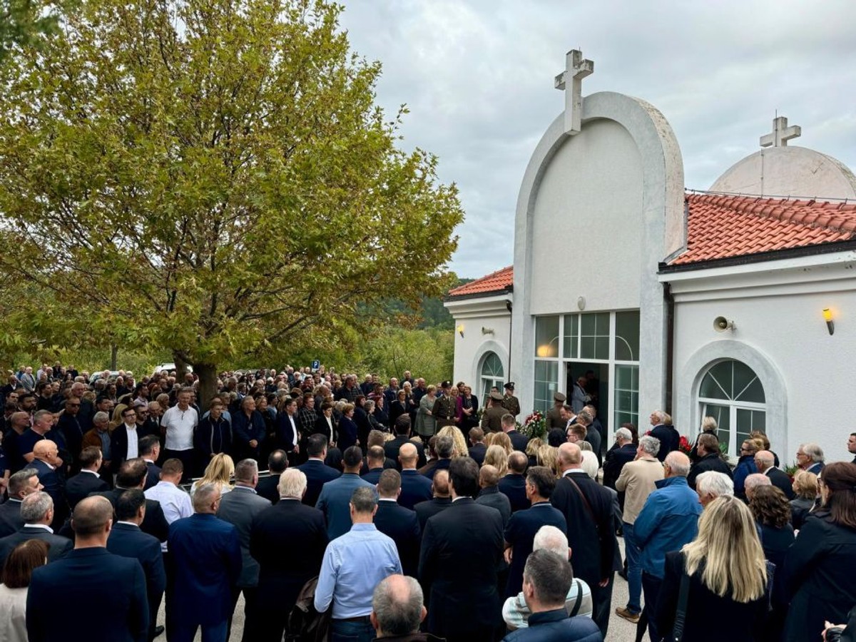 Sahrana Ante Ćorušića u Lovreću | foto: Veljko Martinović