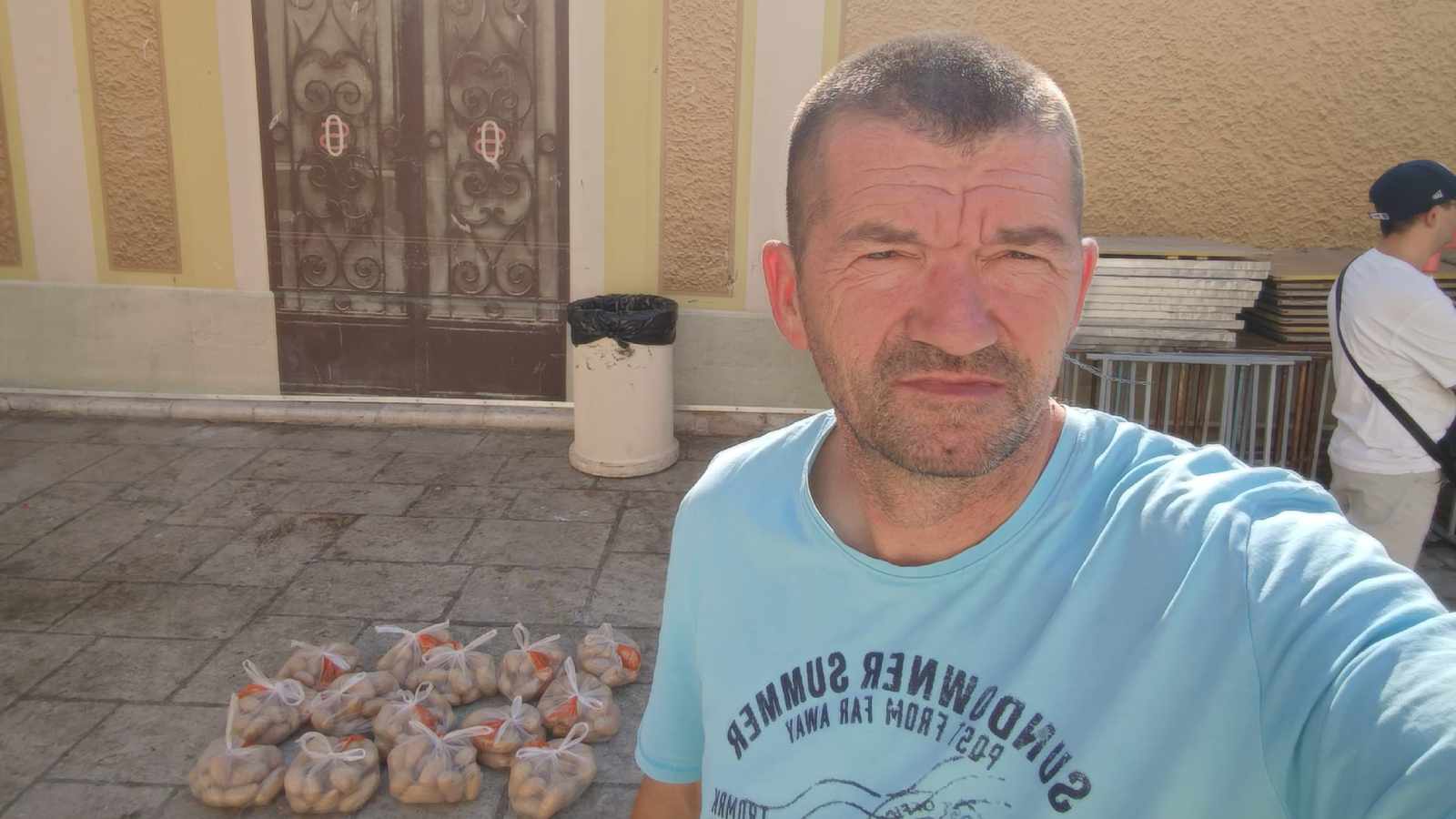 Zdravko iz Muća ponovno razveselio Splićane: Danas je dijelio domaći krumpir