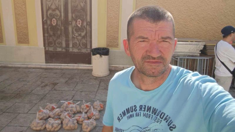 Zdravko iz Muća ponovno razveselio Splićane: Danas je dijelio domaći krumpir