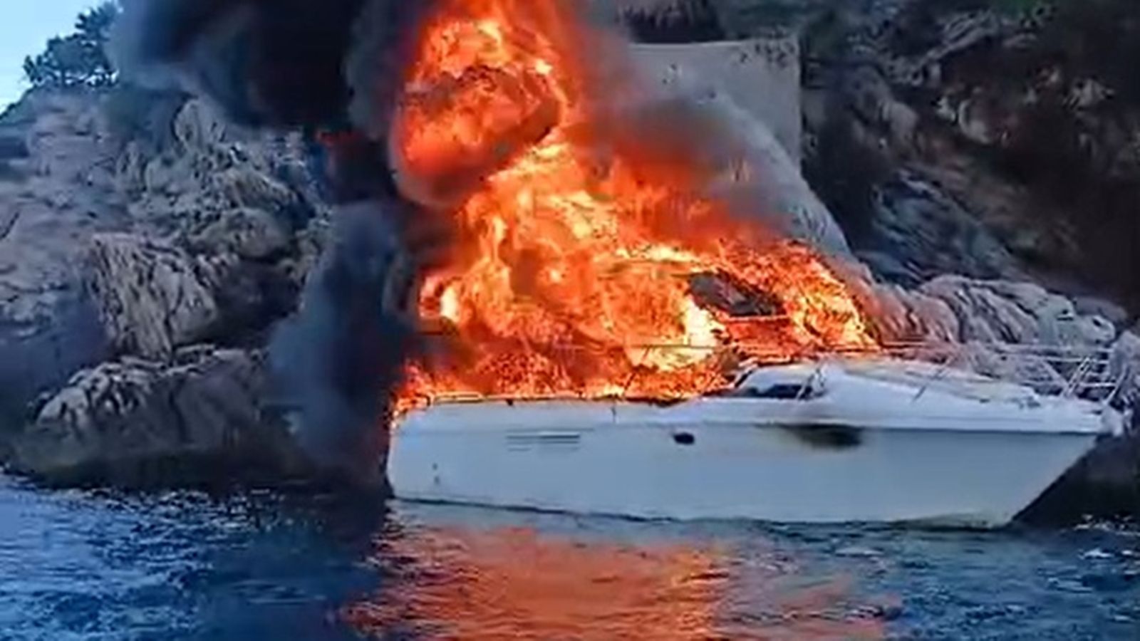 VIDEO Drama kod Dubrovnika: Luksuzna jahta planula i potonula u svega sat vremena