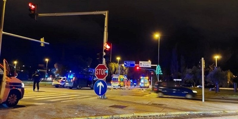 TEŠKA NESREĆA Sudar teretnog i osobnog vozila, četiri osobe prevezene u bolnicu