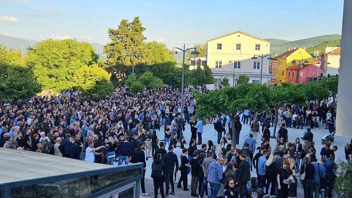 Zadarske profesorice stigle u Drniš zbog ubijenog tinejdžera: 'Boli nas šutnja hrvatskog naroda. Odlazak na Thompsona i doček rukometaša je domoljublje, a ovo što se događa nije!'