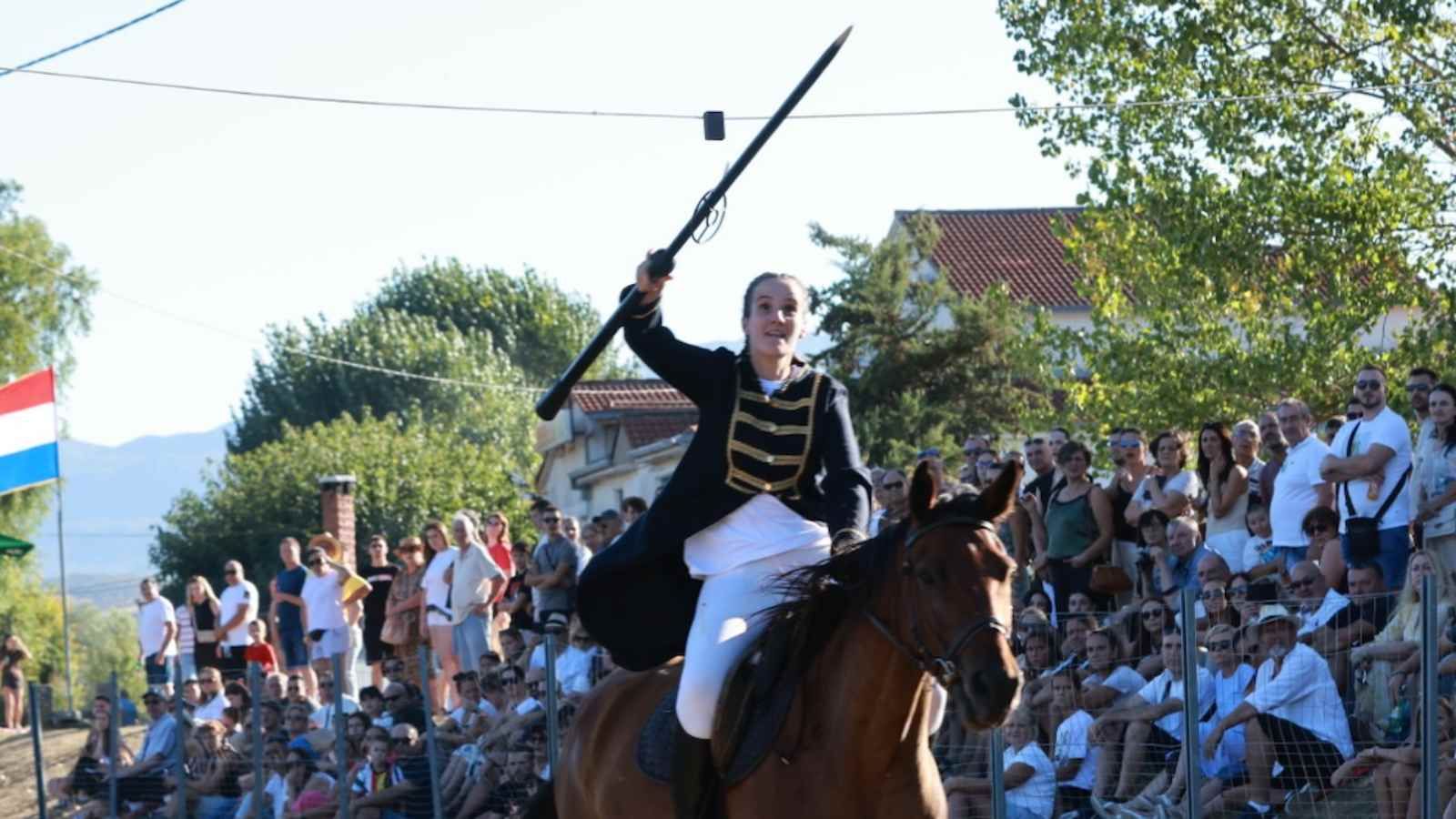 FOTOGALERIJA Kakav dan u Jabuci! Ženska alka, rimski konjanici, kočije, koze i – traktor