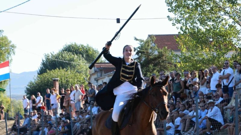 FOTOGALERIJA Kakav dan u Jabuci! Ženska alka, rimski konjanici, kočije, koze i – traktor