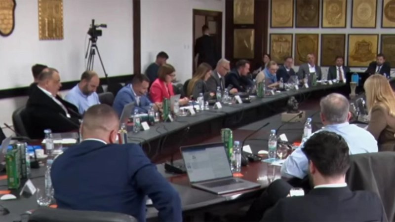 NEVIĐENO! LIVE STREAM Ivošević nakon prvog Lovrićevog javljanja napustio vijećnicu, spominjalo se uspinjanje preko kreveta, pobačaje...