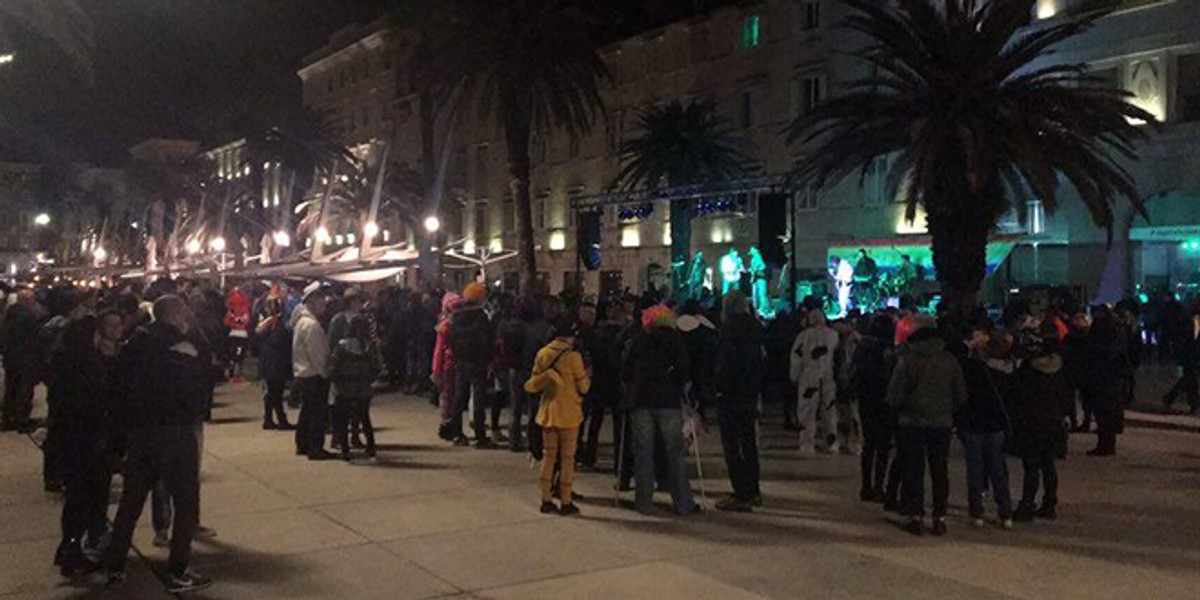 VIDEO Splićani kao Krnju zapalili - dva mobitela, Ivan Pernar i Ava Karabatić zapjevali Zečićev hit 'Ima li nade za nas'