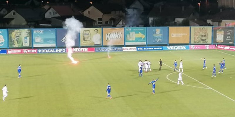 Dvije baklje doletjele u teren taman u vrijeme akcije za gol