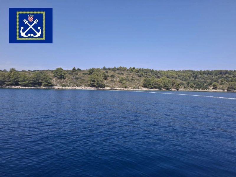 FOTOGALERIJA Uspješno uklonjena olupina opožarene jedrilice kod Hvara