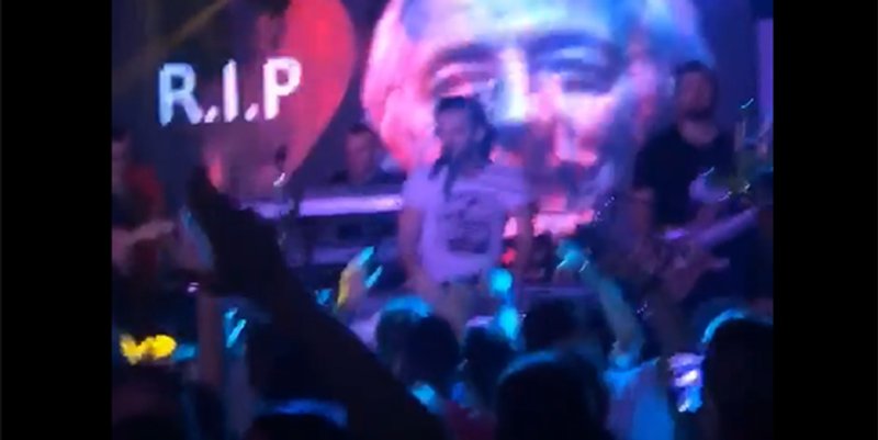 VIDEO: Pogledajte kako je Aca Lukas u Makarskoj zapjevao u čast Olivera