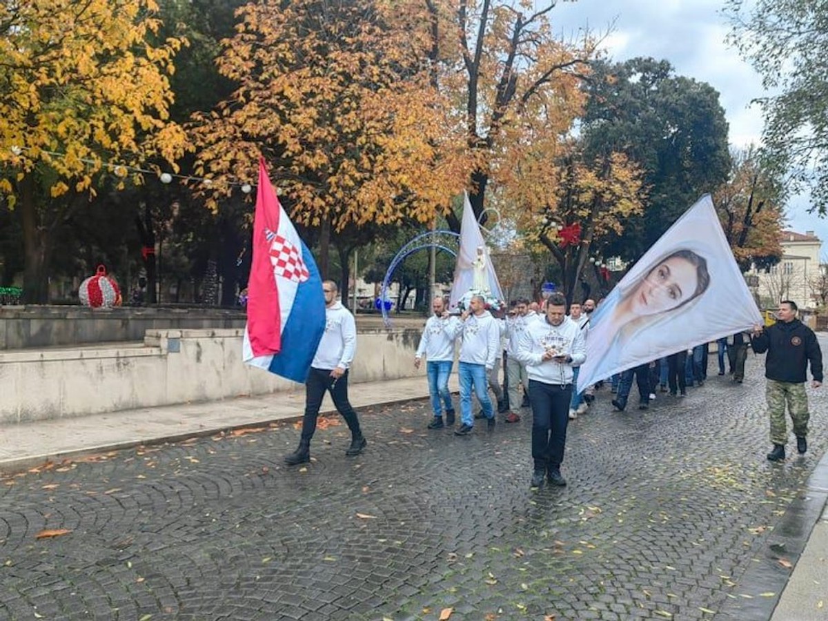 MARIJINI RATNICI: Katolički muževi klečali na Peristilu i molili krunicu