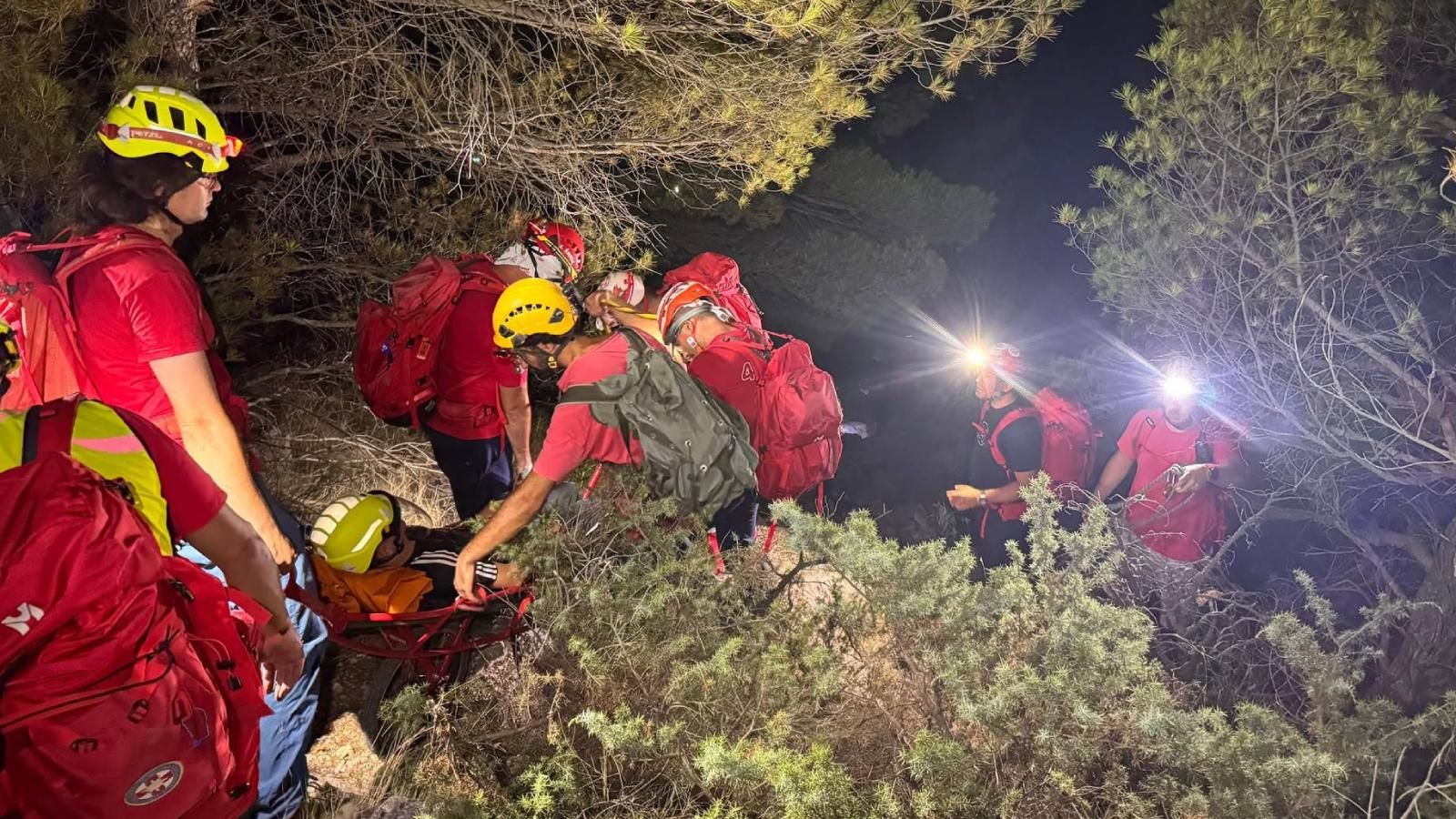 Dok je Hrvatska igrala jučer svoju utakmicu, HGSS-ovci su na Biokovu igrali svoju: Spasili su mladi bračni par koji je podcijenio planinu