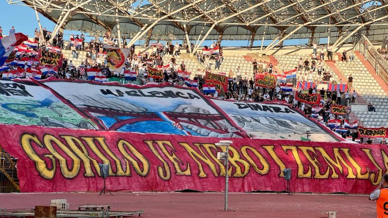 'GORILO JE NEBO I ZEMLJA' Torcida na početku utakmice razvila koreografiju