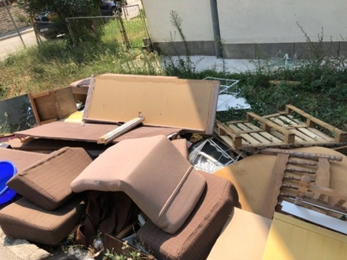 Čitateljica upozorava: Nemojte stvarati deponij među zgradama!