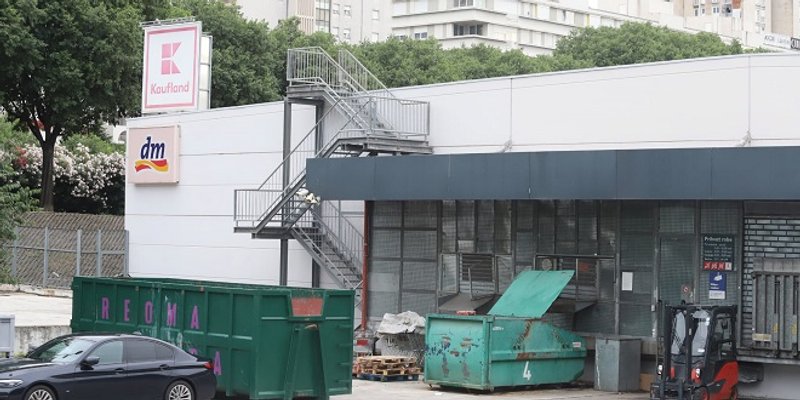 ŠTO SE SINOĆ DOGODILO U KAUFLANDU? Djelatnici je upala kanta u pres kontejner, pokušala ju je izvaditi, a onda je senzor aktivirao stroj