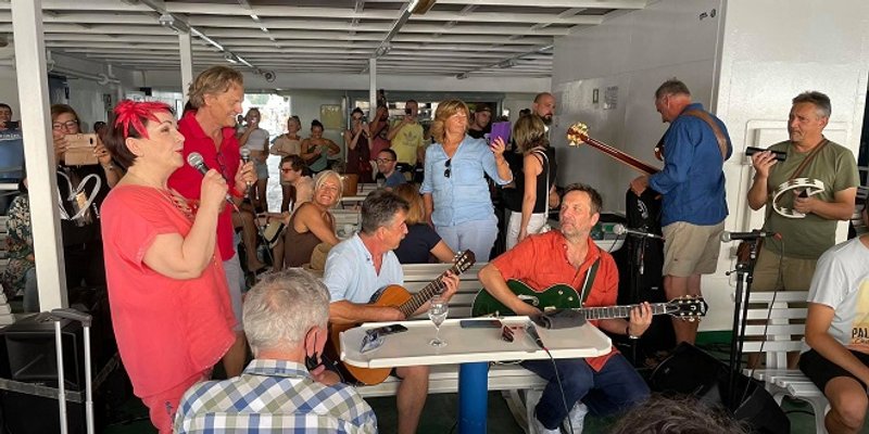 LUDNICA NA KORČULI Pogledajte kakvu su feštu u čast Olivera priredili na trajektu za Velu Luku