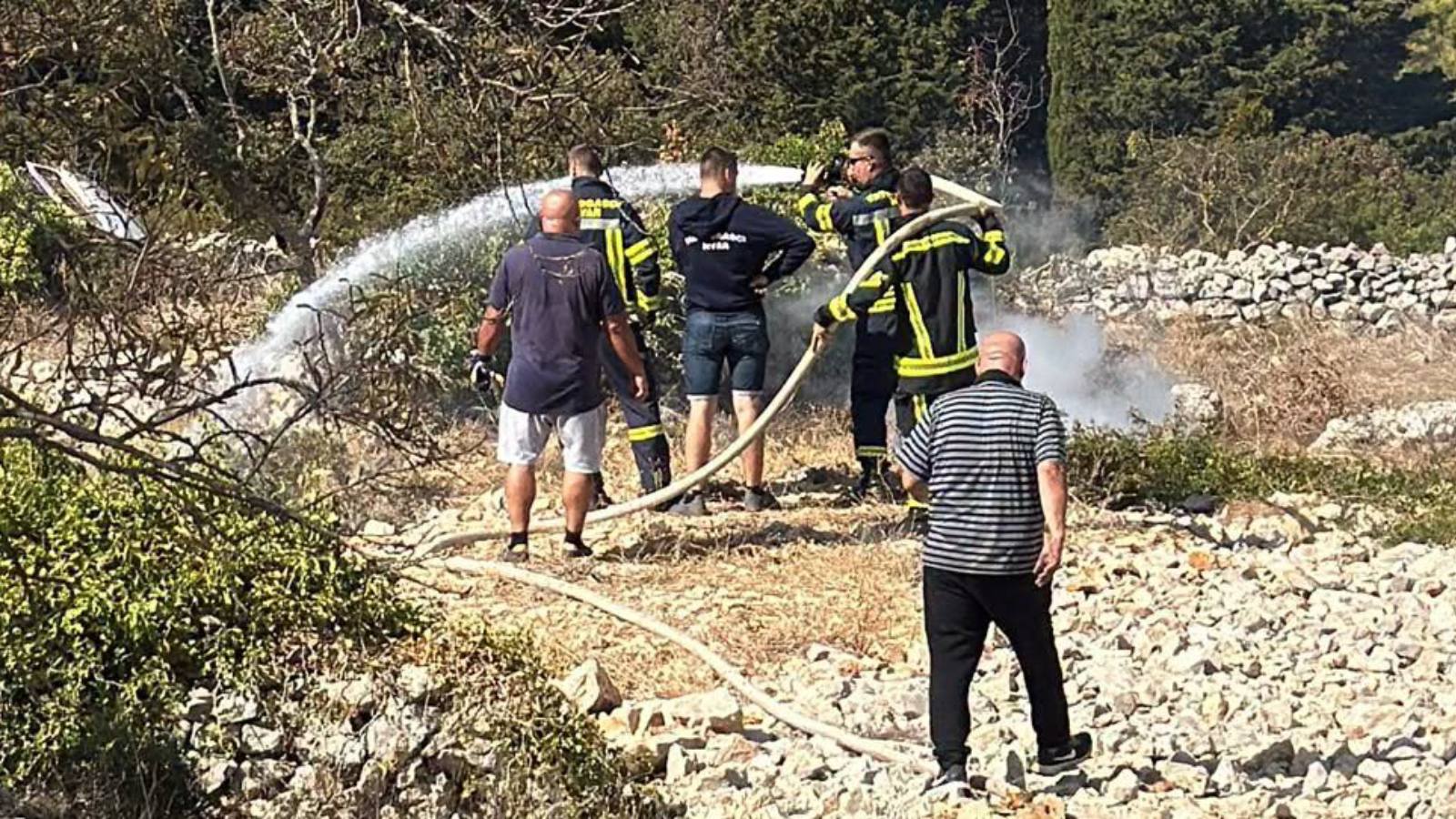 Planulo kod Brusja, požar pod kontrolom hvarskih vatrogasaca