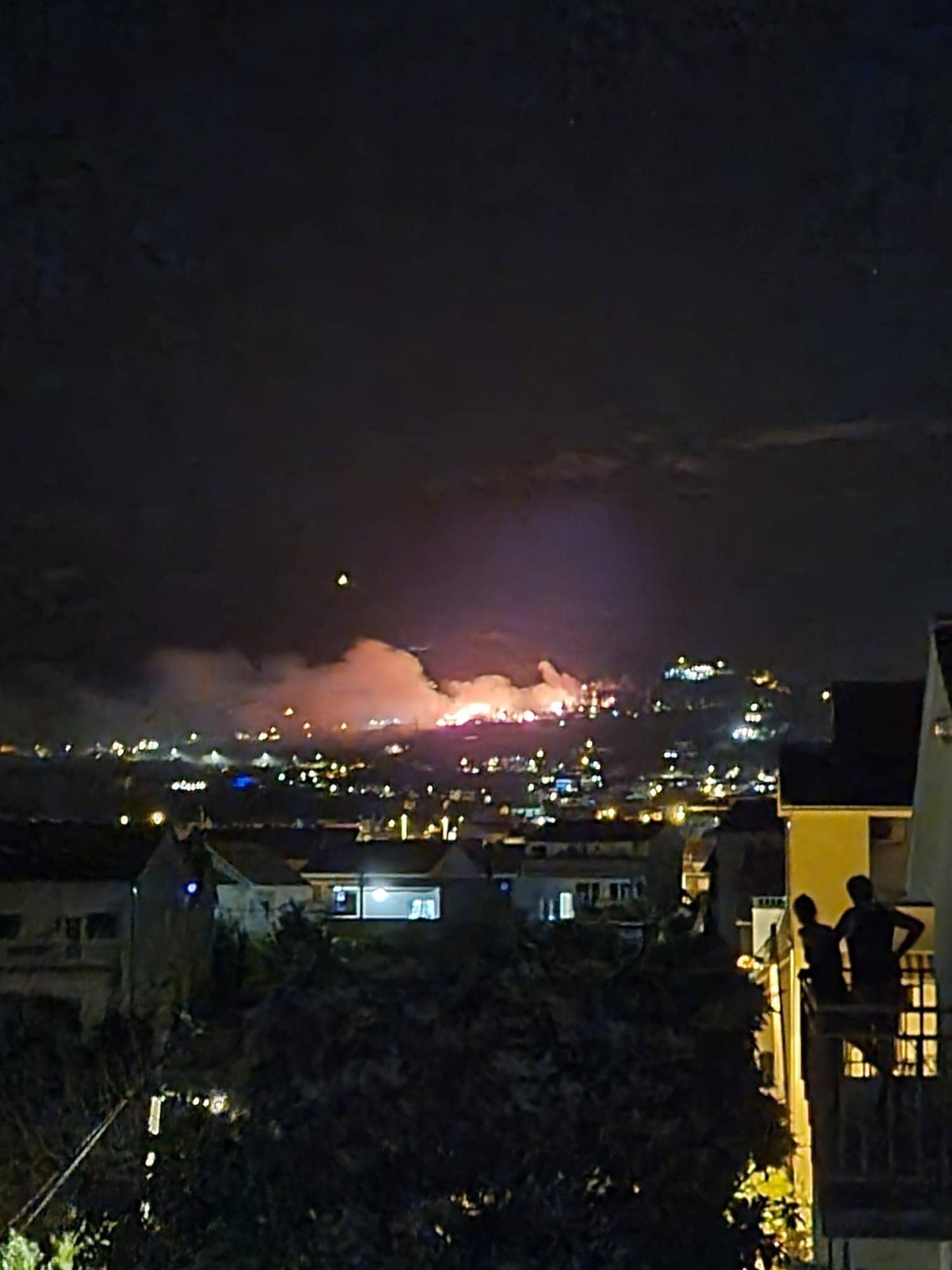 VELIKI POŽAR U KAŠTELIMA Gori blizu kuća, donosimo prve fotografije
