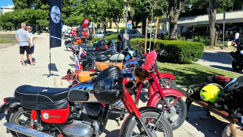 FOTOGALERIJA Oldtimer motocikli okupljeni u Kaštelima: 'Rekordan broj'