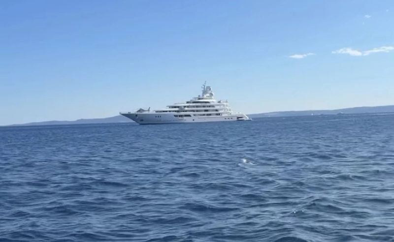 FOTO Pred Splitom na 117-metarskoj jahti uživa američki milijarder i veleposlanik u Italiji