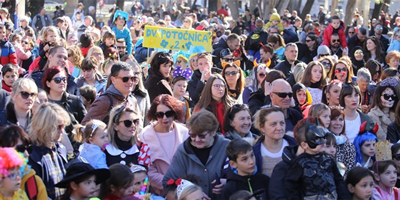 DIČJI KRNJEVAL Odlična atmosfera u 'Čarobnoj šumi', na stotine djece i roditelja uživa u Đardinu
